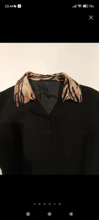 Chaqueta negra con estampado animal