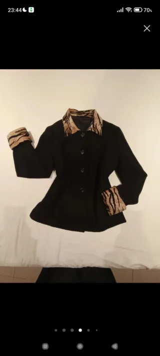 Chaqueta negra con estampado animal