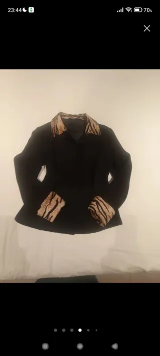 Chaqueta negra con estampado animal