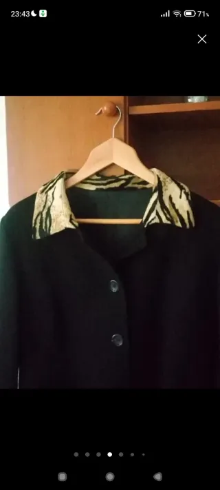 Chaqueta negra con estampado animal