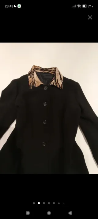 Chaqueta negra con estampado animal