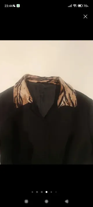 Chaqueta negra con estampado animal