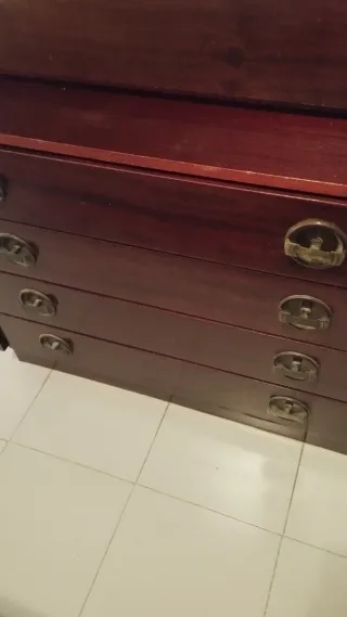 Escritorio de madera marrón