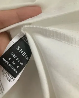 Top blanco sin tirantes drapeado