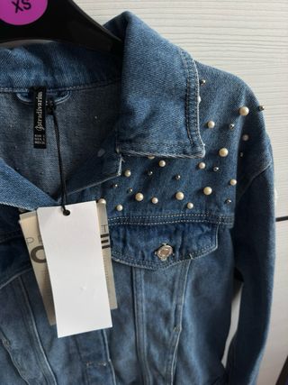 Chaqueta vaquera Stradivarius perlas Talla S