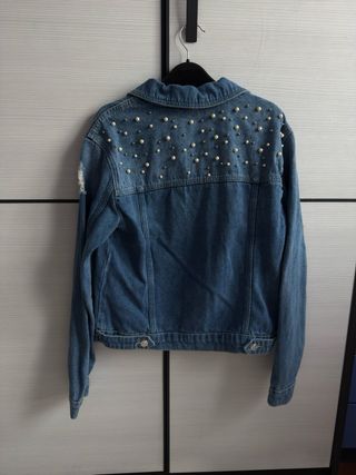 Chaqueta vaquera Stradivarius perlas Talla S