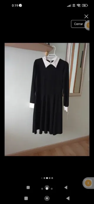 Vestido negro con cuello y puños blancos