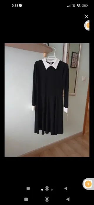 Vestido negro con cuello y puños blancos