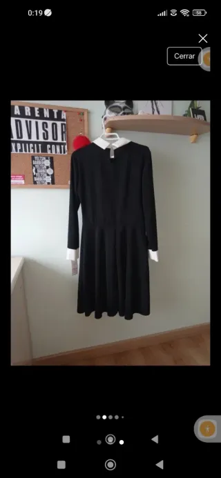 Vestido negro con cuello y puños blancos