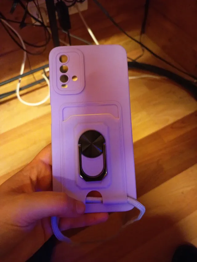 Funda morada para móvil con cuerda