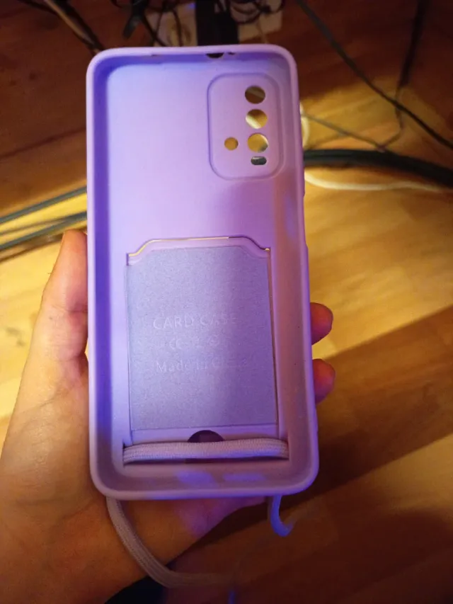 Funda morada para móvil con cuerda