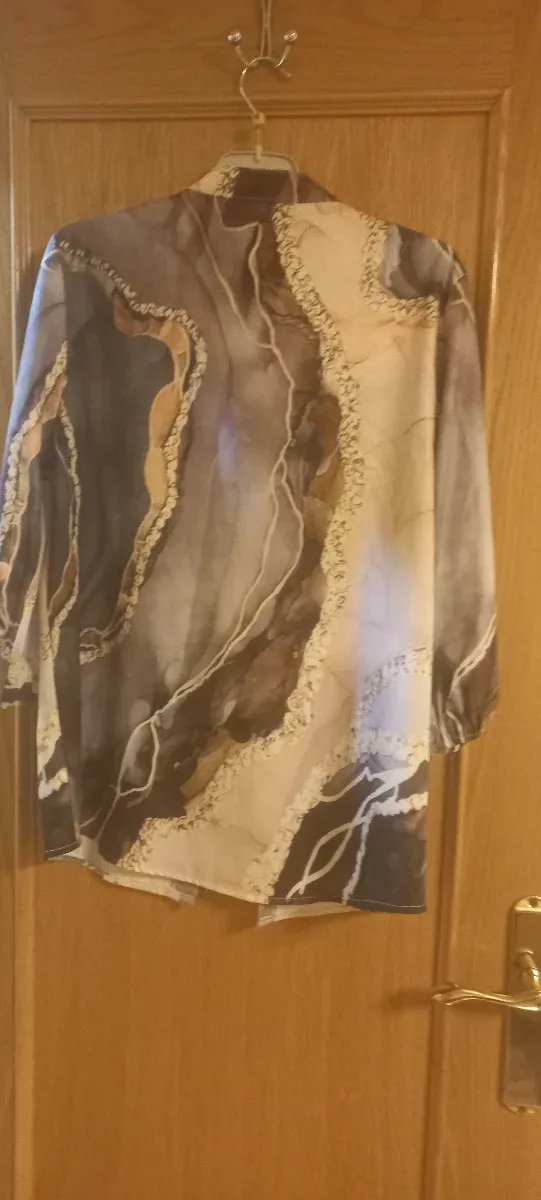 Blusa estampada beige y marrón