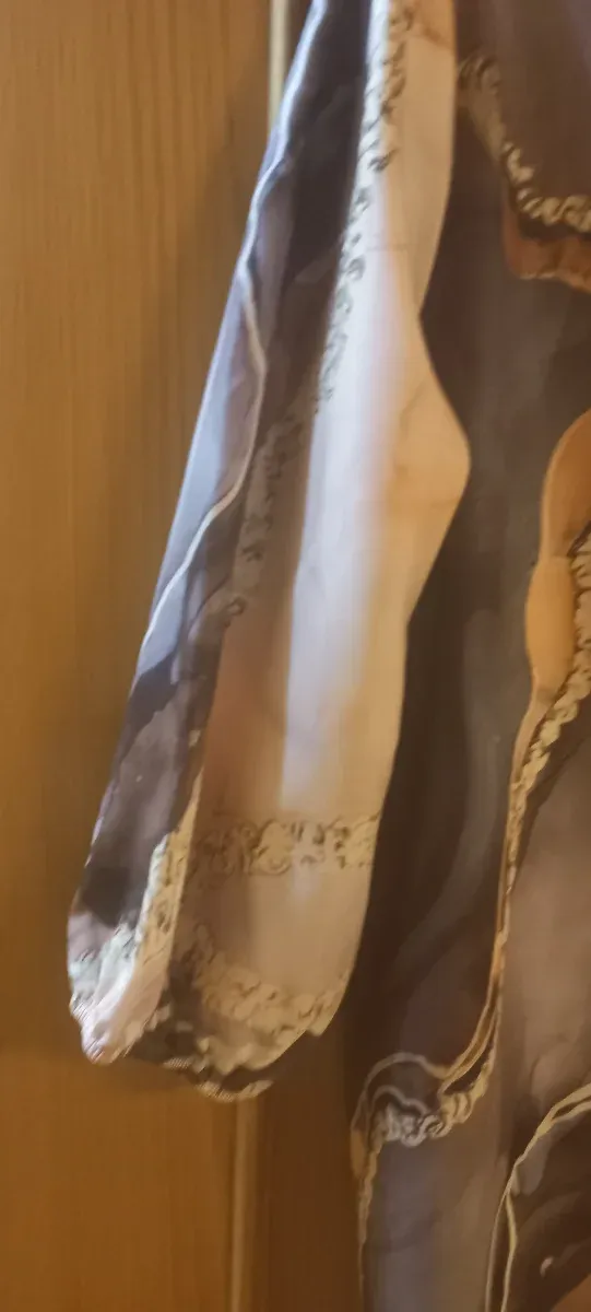 Blusa estampada beige y marrón