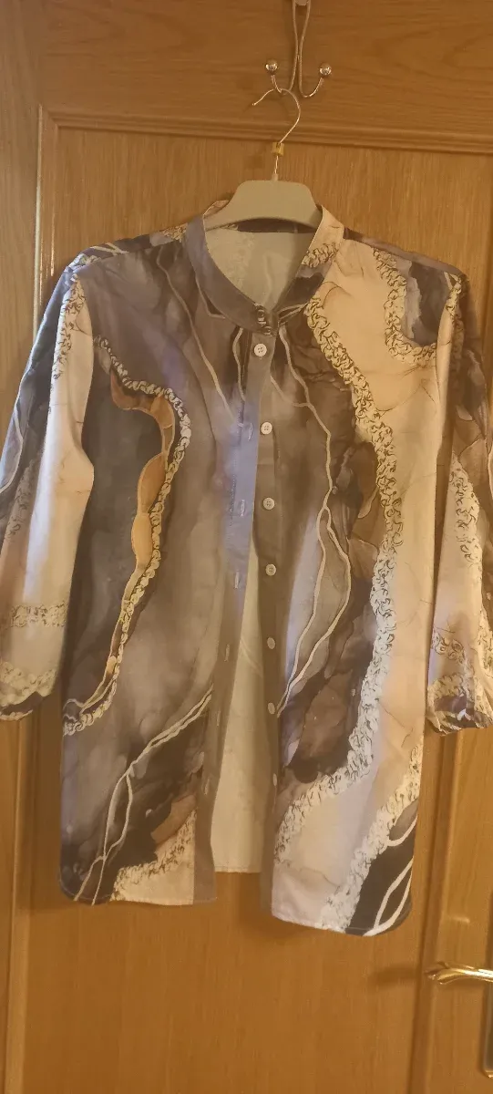 Blusa estampada beige y marrón