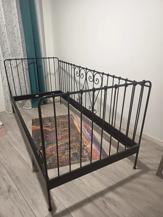 Cama individual metálica negra