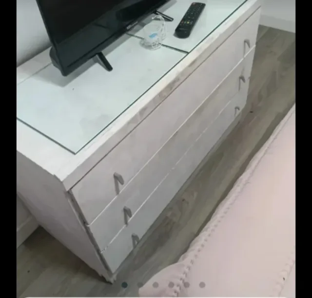 Cajonera de madera y cristal