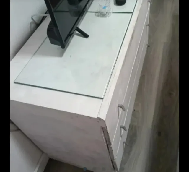 Cajonera de madera y cristal