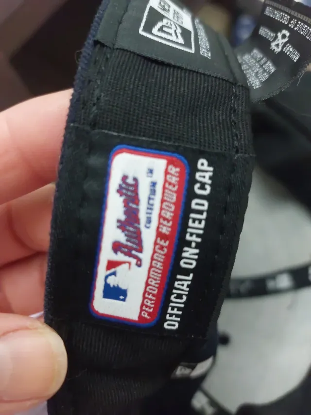 Gorra New Era Negra y Roja