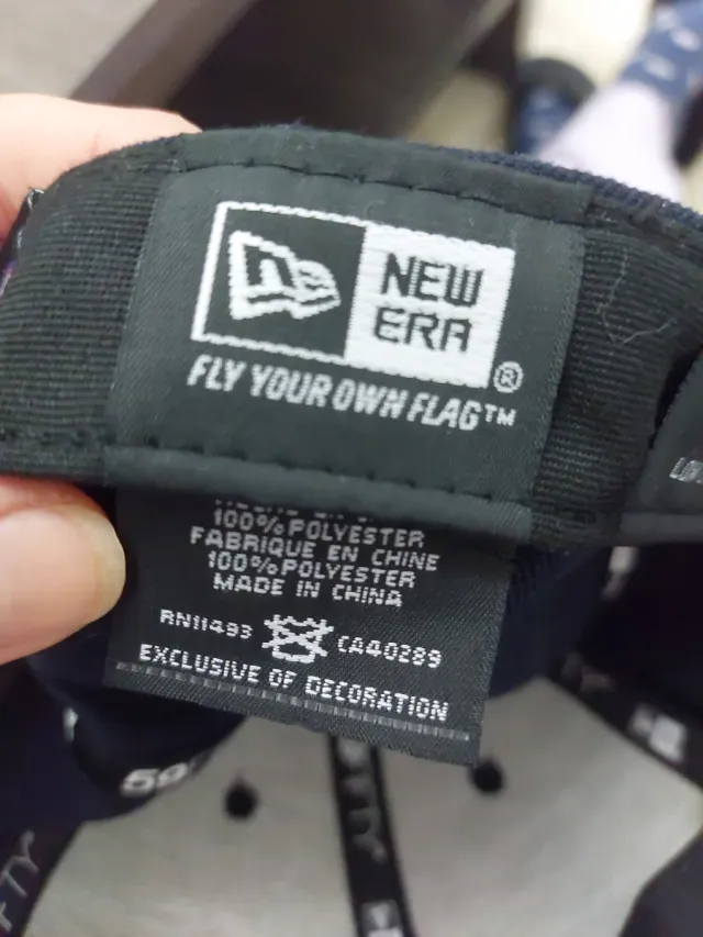 Gorra New Era Negra y Roja