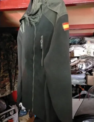 Polar militar con hombreras verde