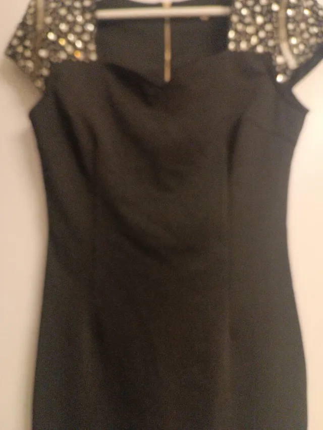 Vestido corto negro con hombreras de pedrería