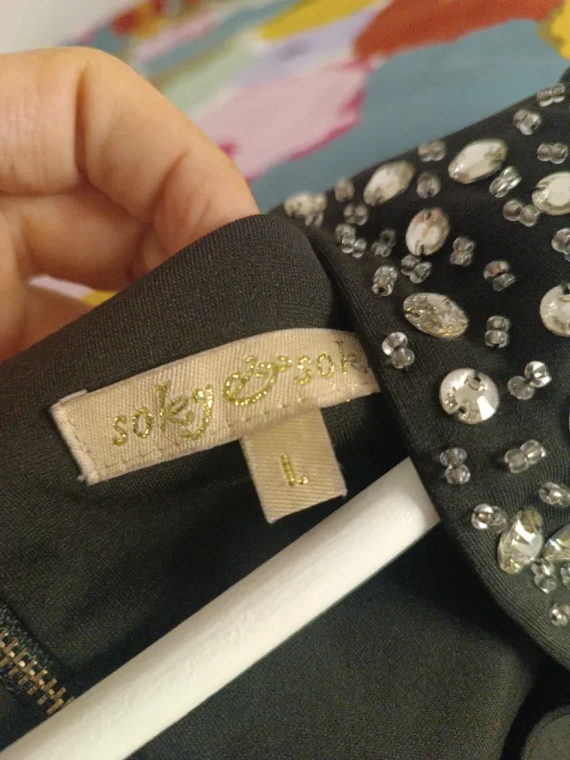 Vestido corto negro con hombreras de pedrería