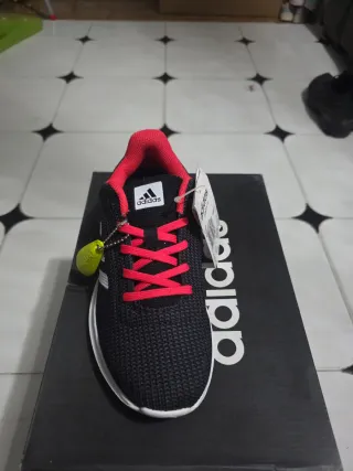 Zapatillas Adidas Negras y Rojas