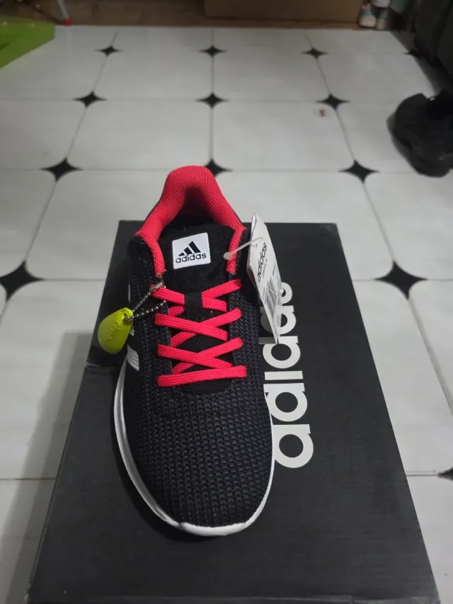 Zapatillas Adidas Negras y Rojas