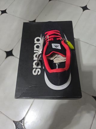 Zapatillas Adidas Negras y Rojas