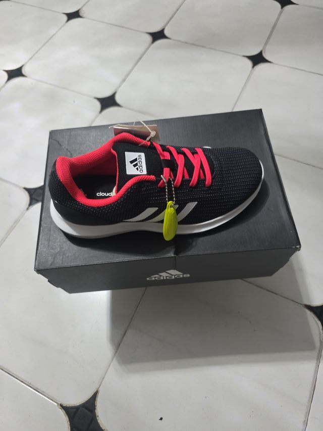 Zapatillas Adidas Negras y Rojas