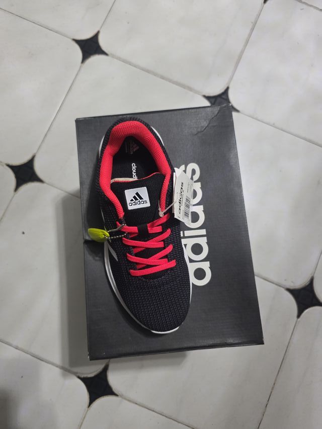 Zapatillas Adidas Negras y Rojas