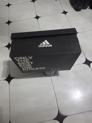 Zapatillas Adidas Negras y Rojas