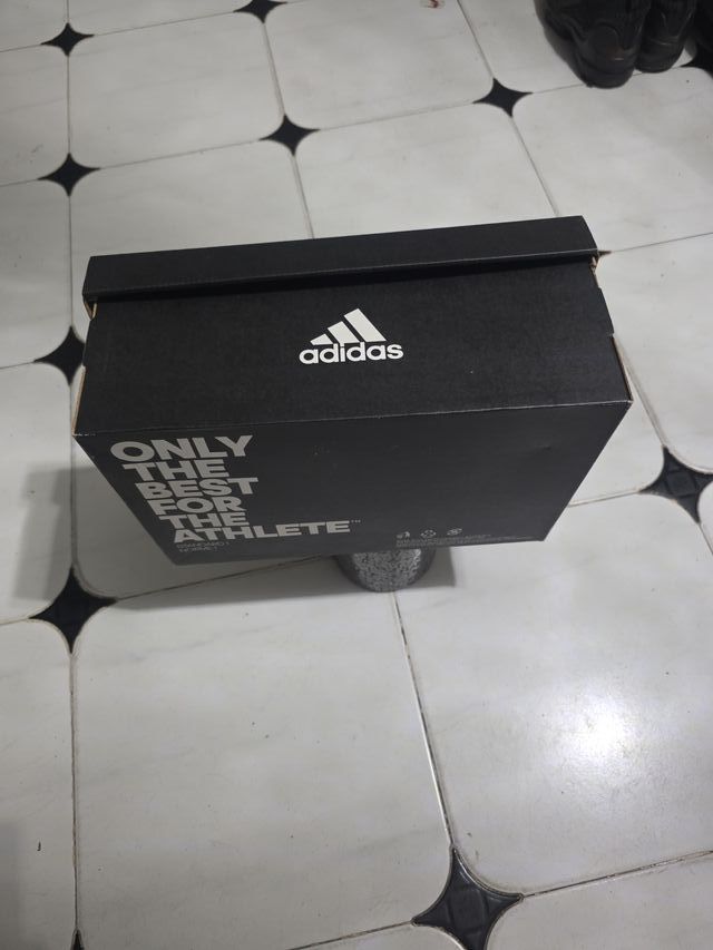 Zapatillas Adidas Negras y Rojas