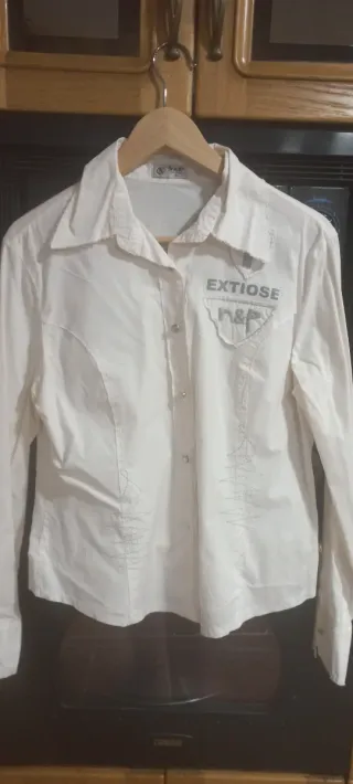 Camisa blanca con bordado