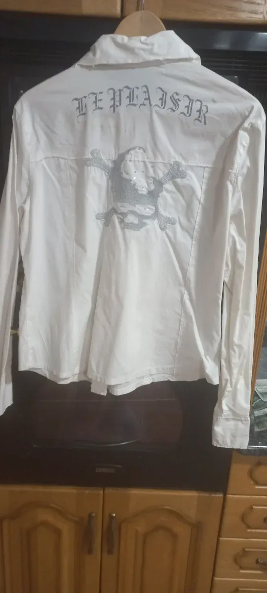 Camisa blanca con bordado