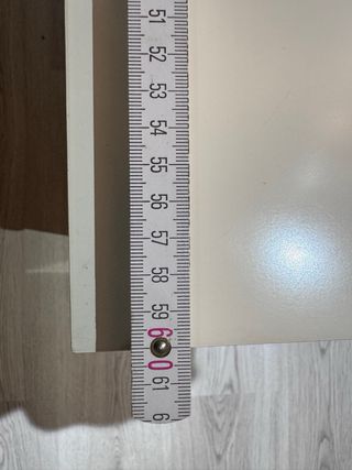 Mesilla de noche blanca con ruedas