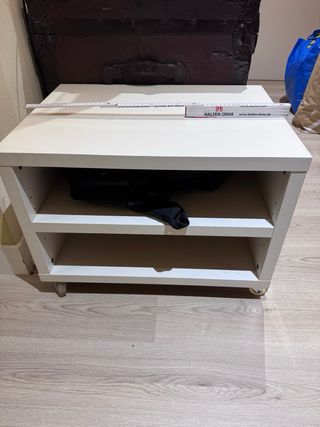 Mesilla de noche blanca con ruedas