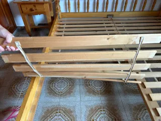 Cama madera, con somier 2 m x 1,80m y 2 mesitas no
