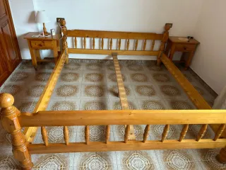 Cama madera, con somier 2 m x 1,80m y 2 mesitas no