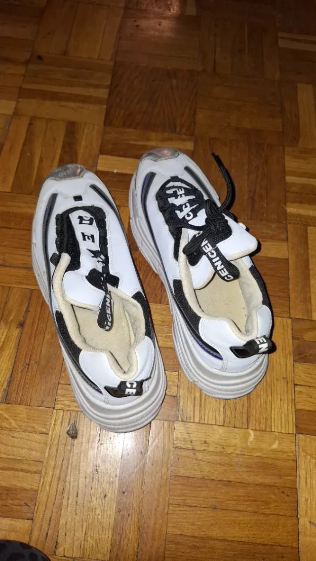 Zapatillas deportivas blancas y negras
