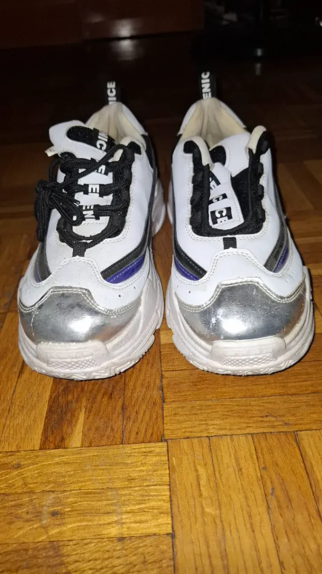 Zapatillas deportivas blancas y negras
