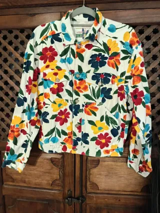 Cazadora vaquera floral Talla L marca Uniform.