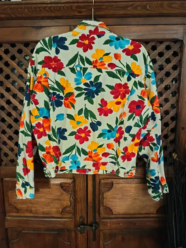 Cazadora vaquera floral Talla L marca Uniform.
