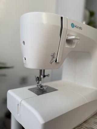 Máquina de coser Klindo blanca