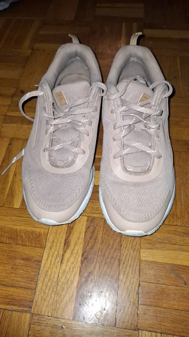 Zapatillas Fila Beige y Blancas