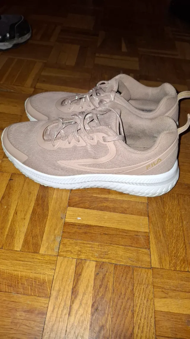 Zapatillas Fila Beige y Blancas