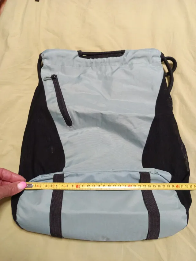 Mochila azul y negra