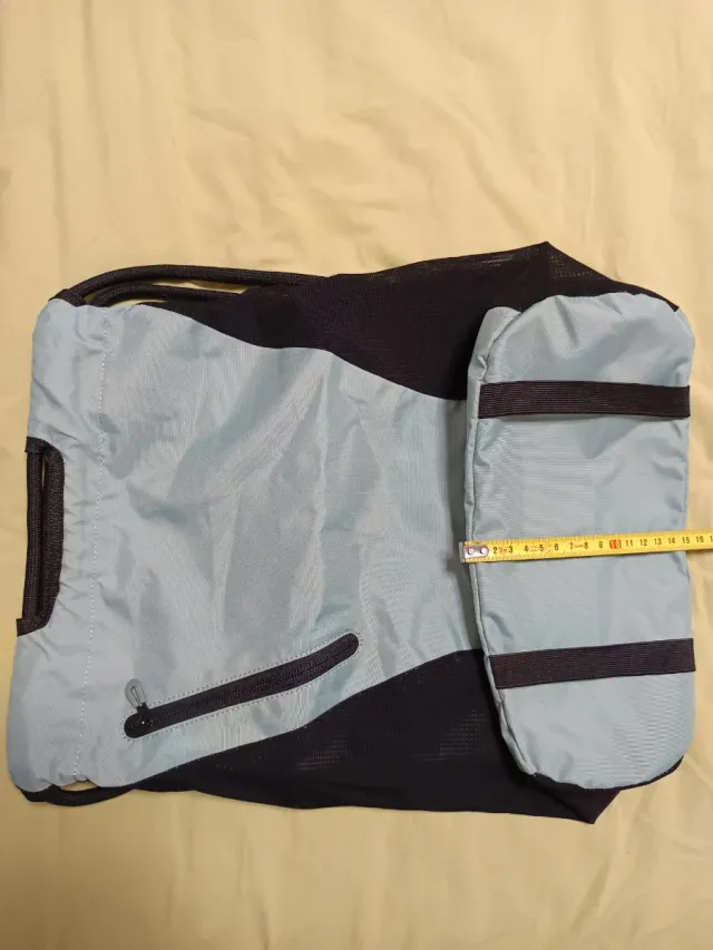 Mochila azul y negra