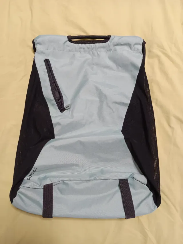 Mochila azul y negra