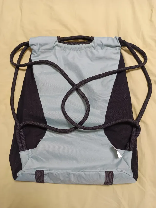 Mochila azul y negra